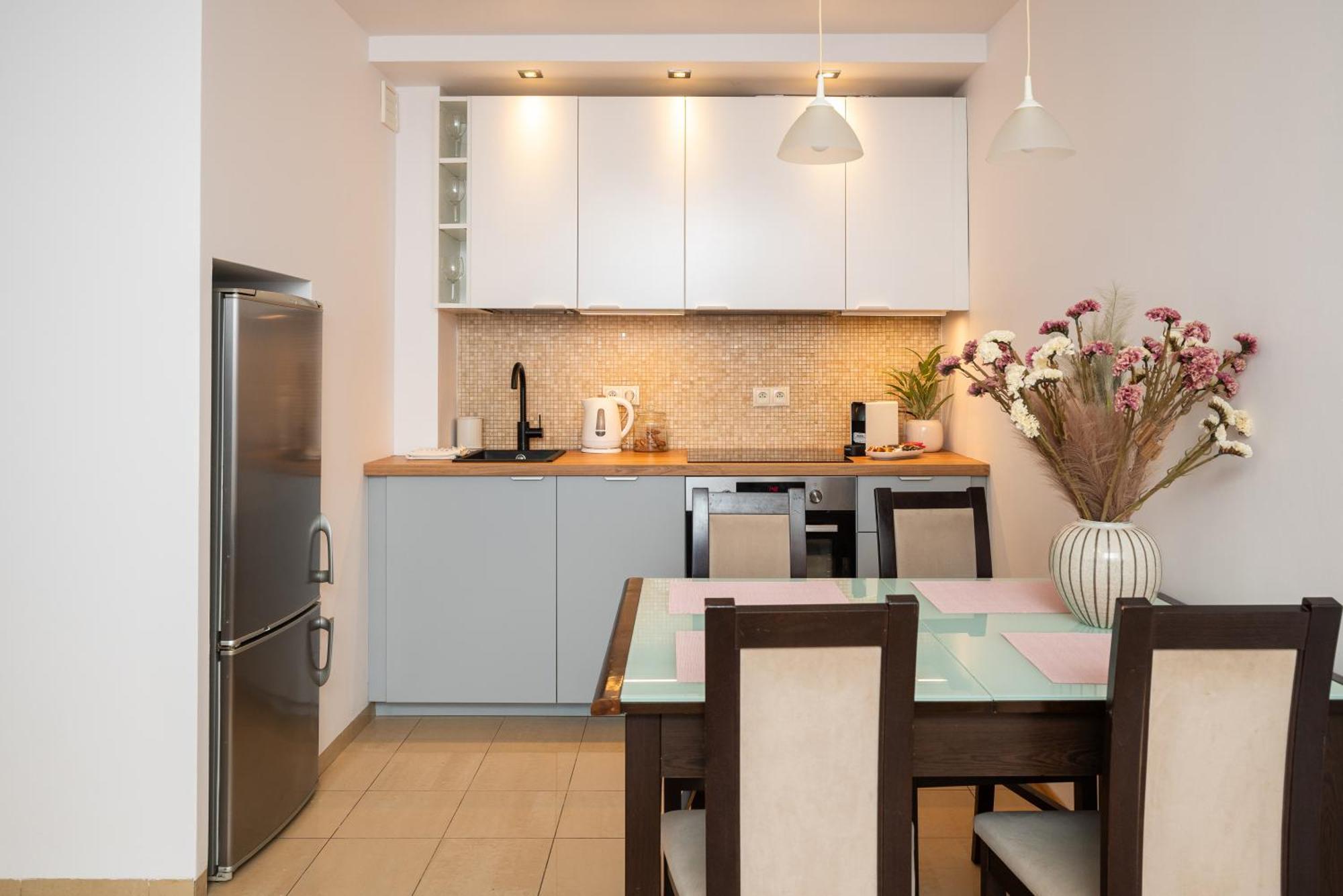 Apartment Classic 2-br At Chmielna 200 M From Station, Parking On Site *