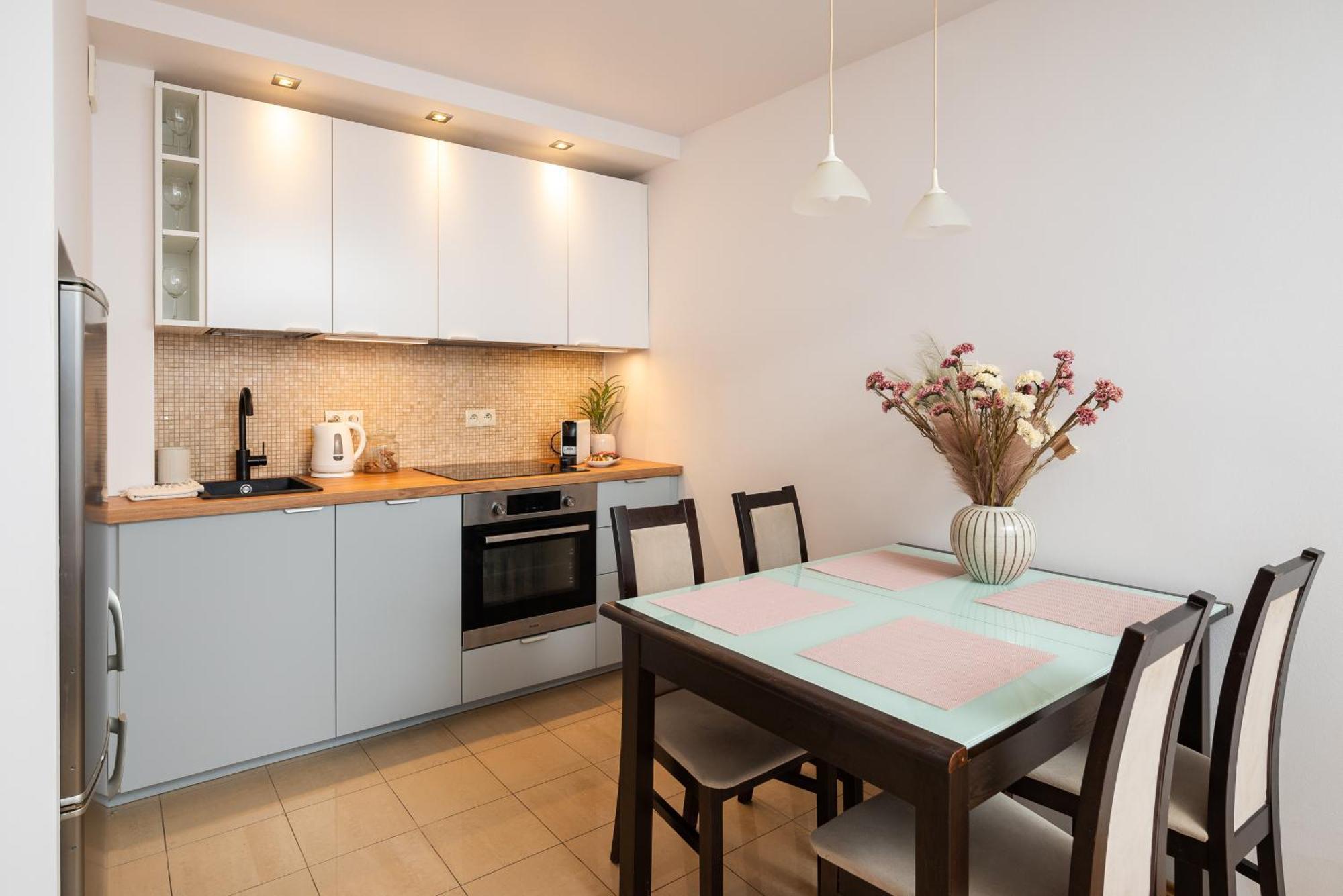 Apartment Classic 2-br At Chmielna 200 M From Station, Parking On Site Warsaw