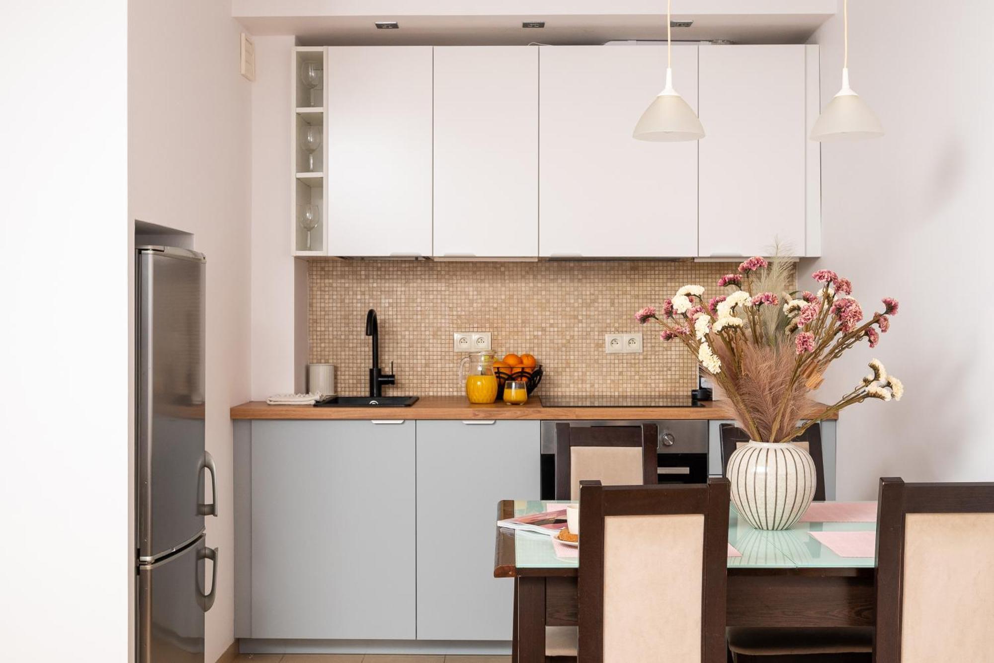 Classic 2-br At Chmielna 200 M From Station, Parking On Site Apartment