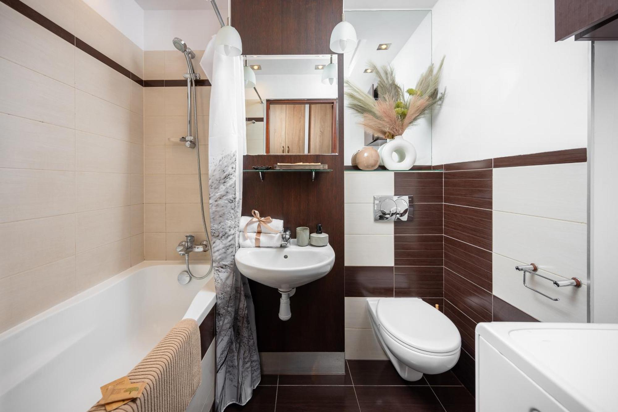 Classic 2-br At Chmielna 200 M From Station, Parking On Site Warsaw