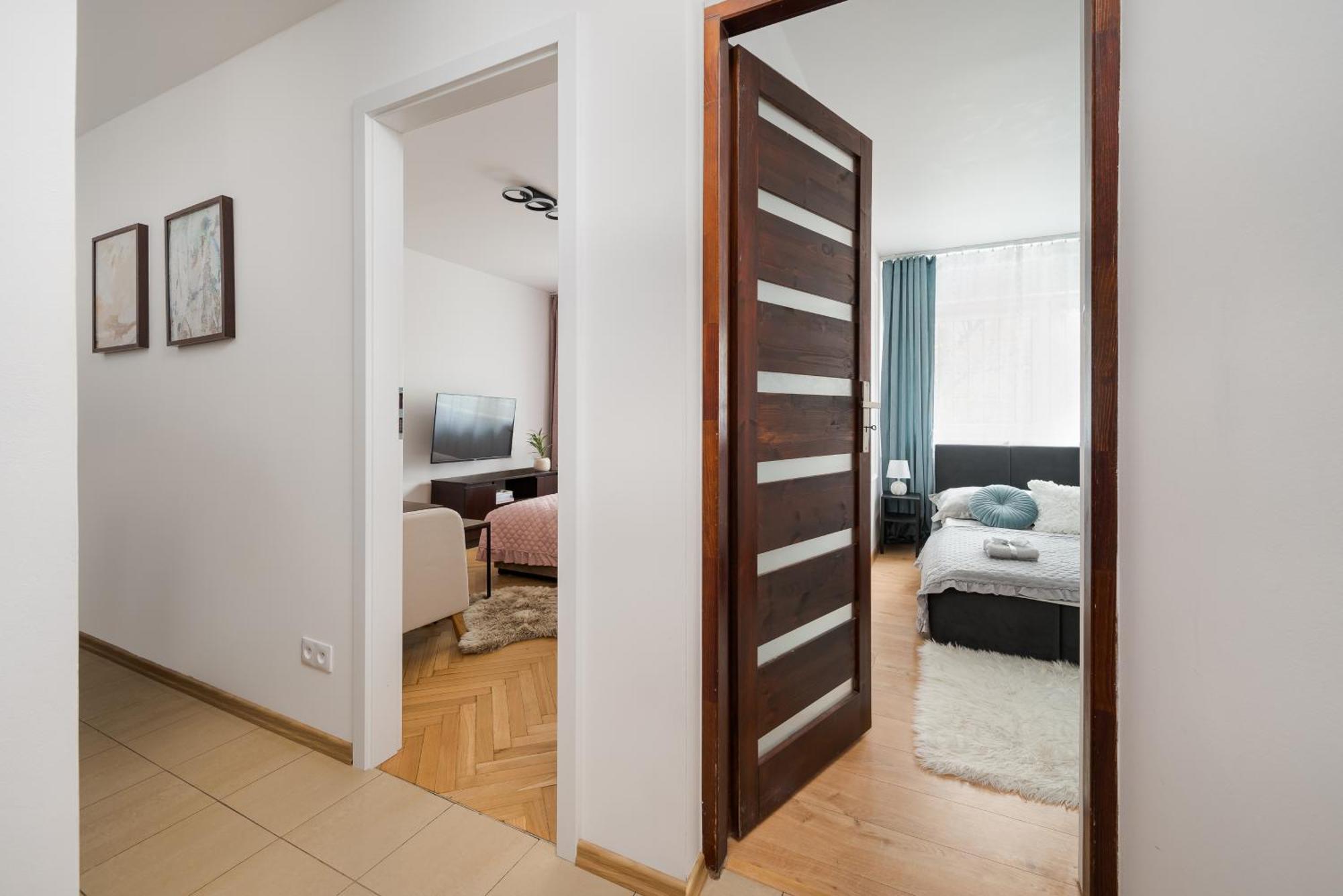 Classic 2-br At Chmielna 200 M From Station, Parking On Site