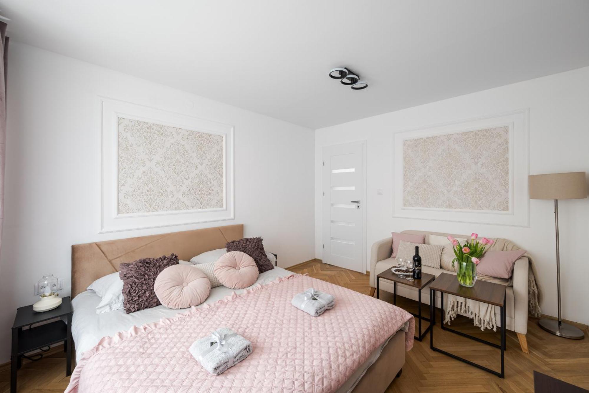 Apartment Classic 2-br At Chmielna 200 M From Station, Parking On Site Warsaw