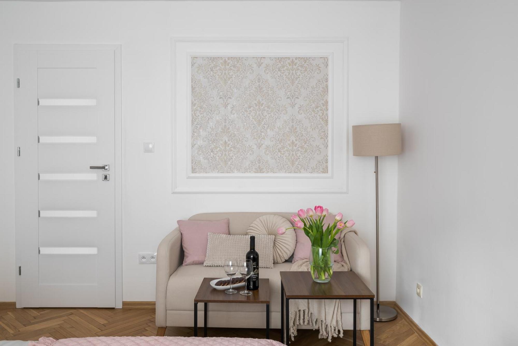 Classic 2-br At Chmielna 200 M From Station, Parking On Site *