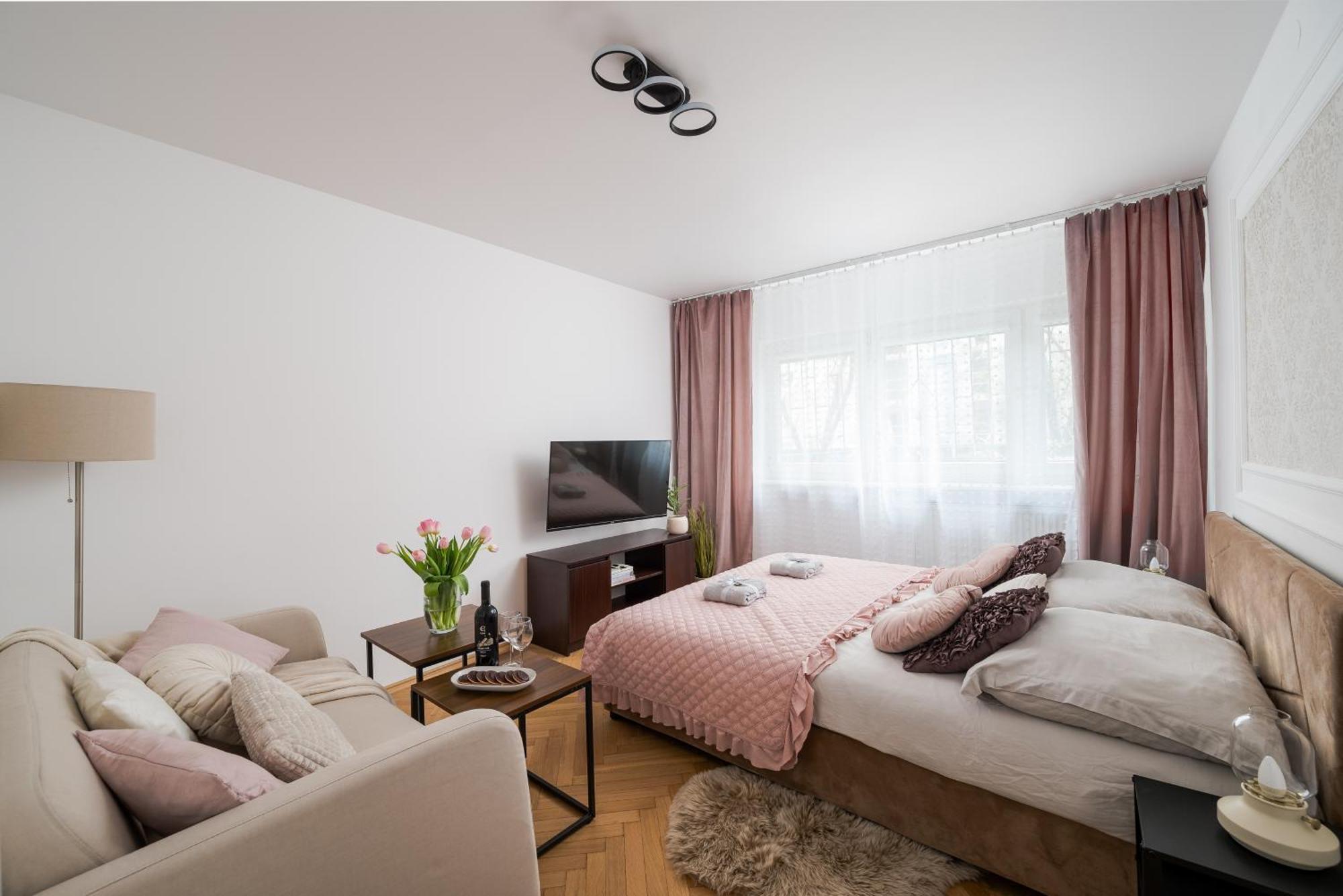 Apartment Classic 2-br At Chmielna 200 M From Station, Parking On Site