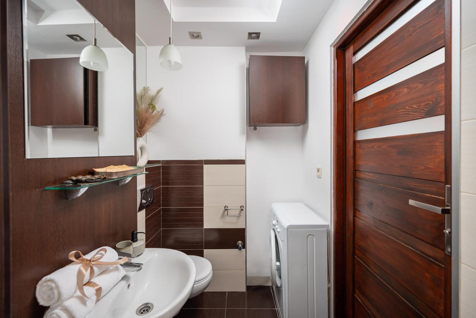Leilighet Classic 2-br At Chmielna 200 M From Station, Parking On Site Warszawa
