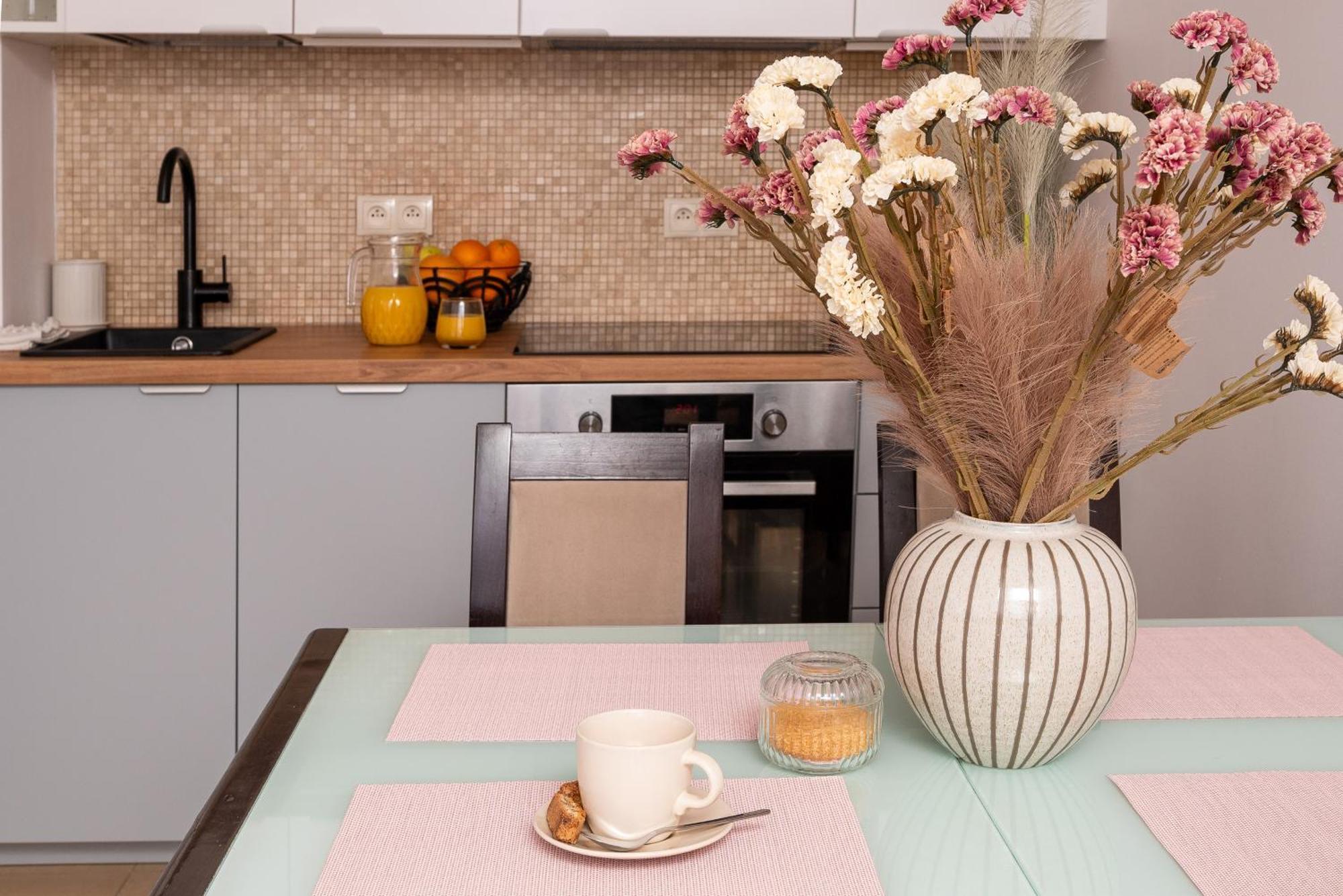 Leilighet Classic 2-br At Chmielna 200 M From Station, Parking On Site *