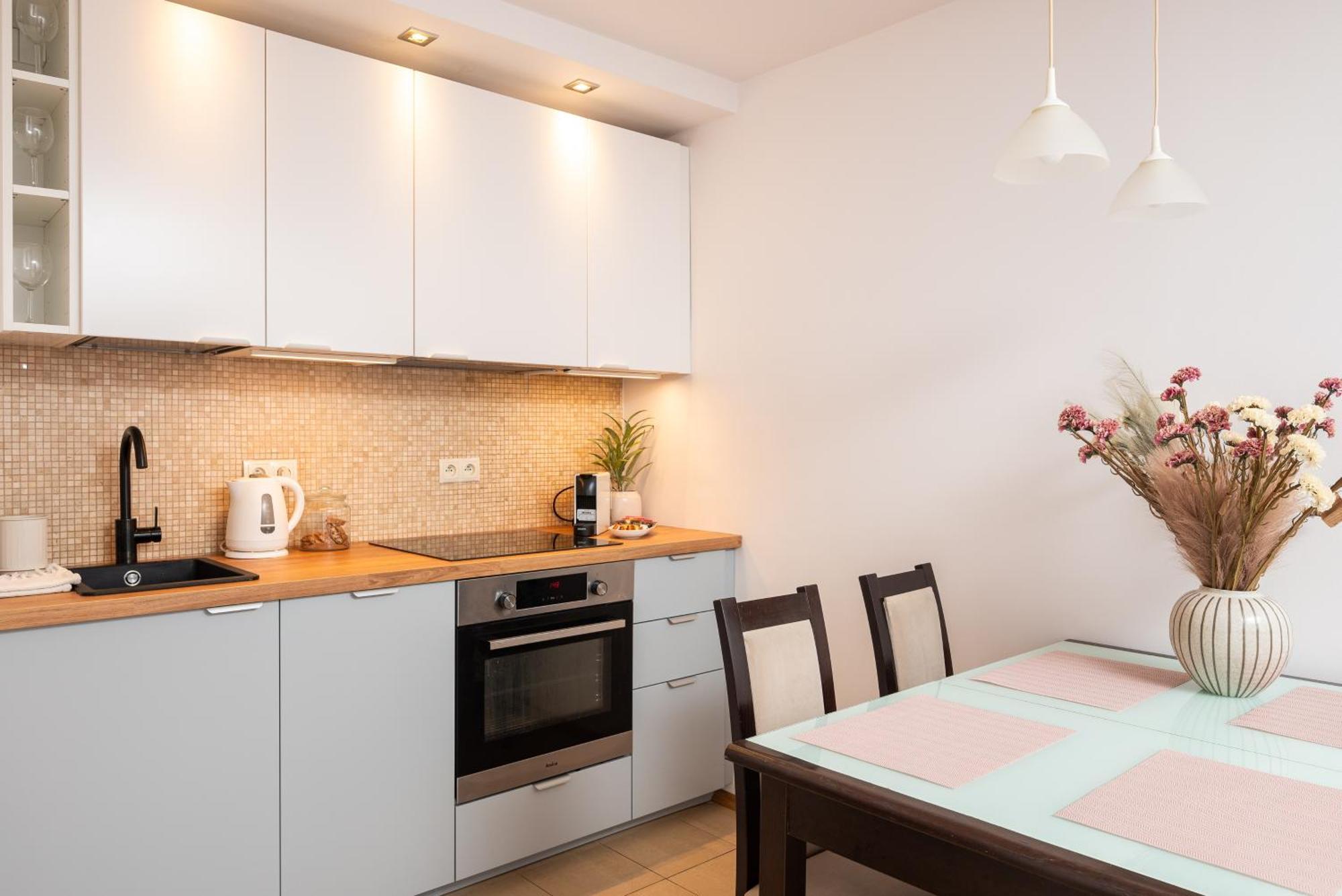 Classic 2-br At Chmielna 200 M From Station, Parking On Site * Warszawa