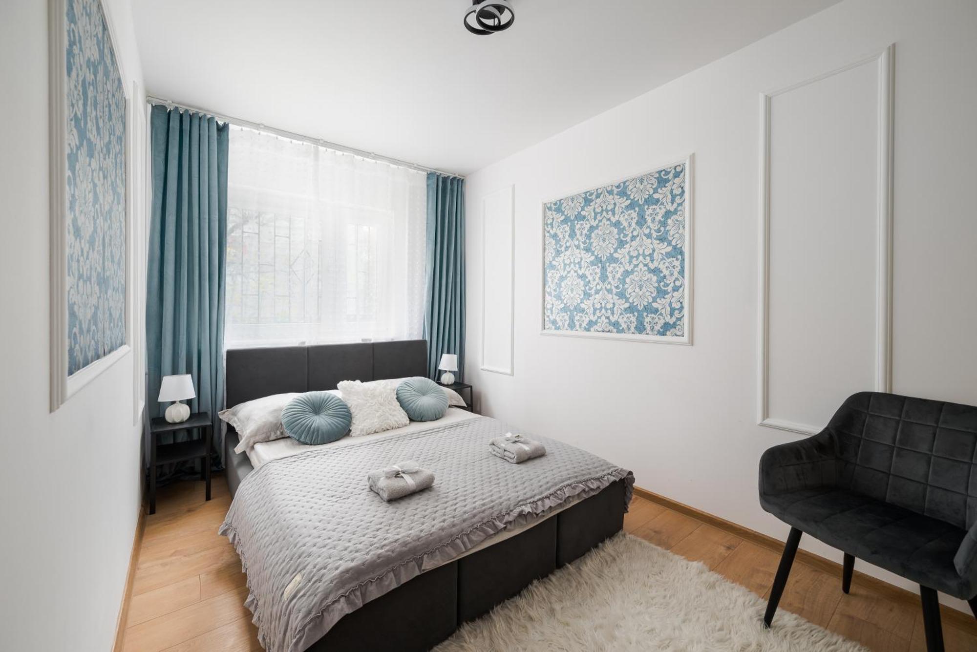 Classic 2-br At Chmielna 200 M From Station, Parking On Site Leilighet